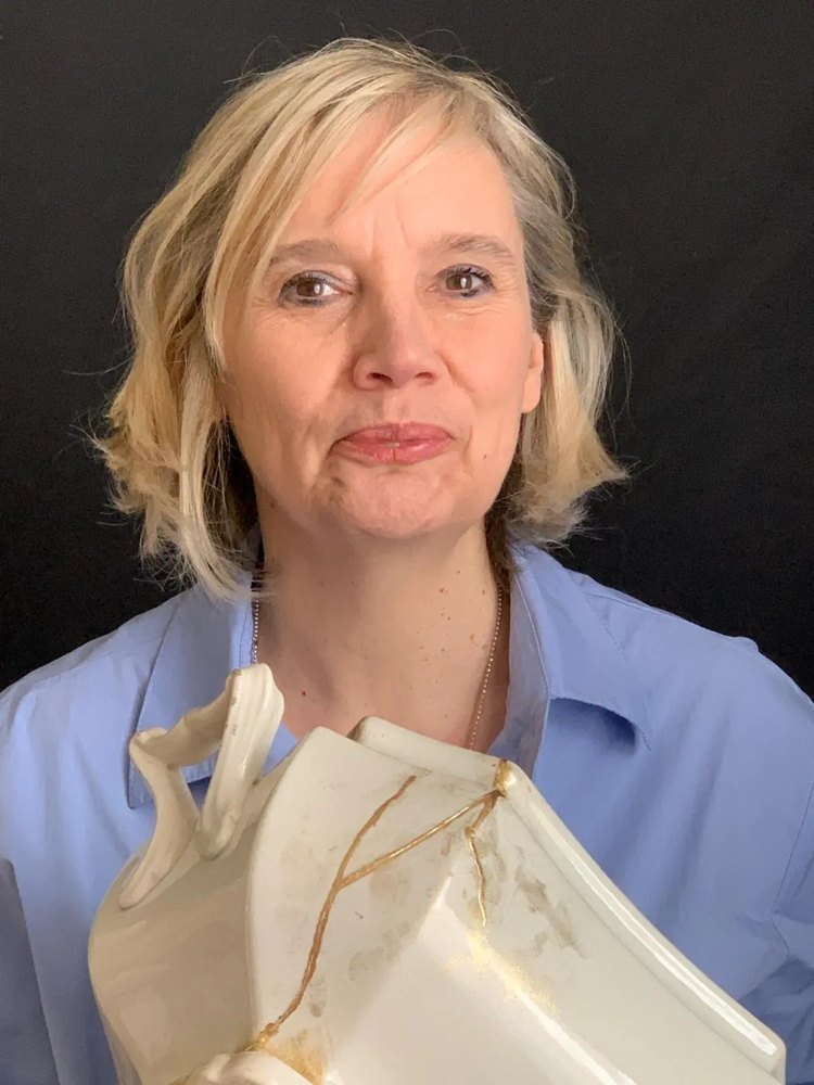Lalla con una ceramica riparata con il Kintsugi